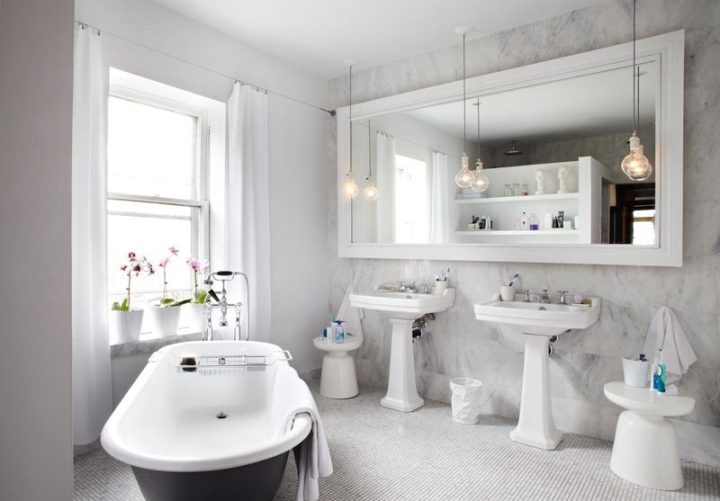 Bathroom-with-marble-wall-and-pedestal-sink