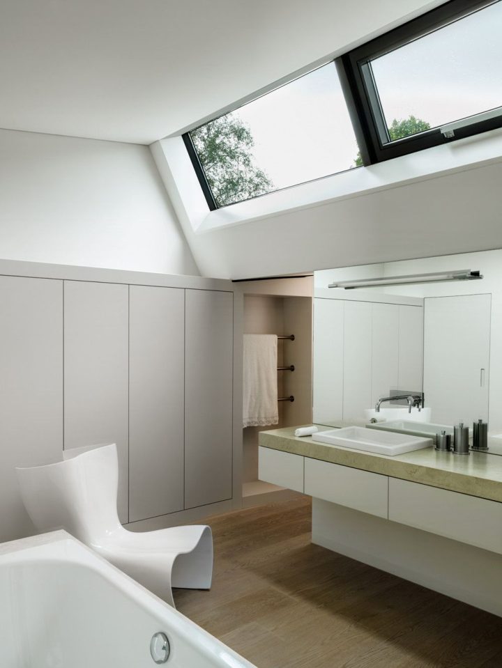 Contemporary-bathroom-with-ceiling-windows