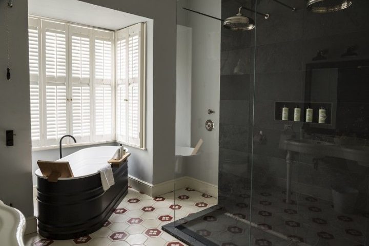 Indoor-shutters-for-bathroom-windows