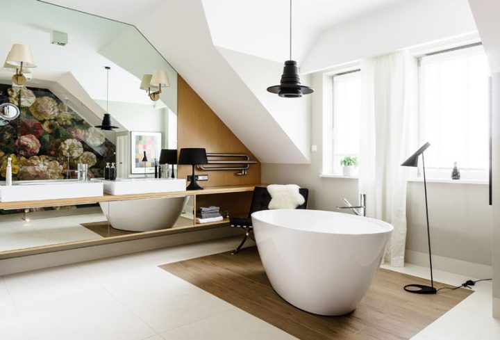 Modern-bathroom-with-white-walls-and-freestanding-tub