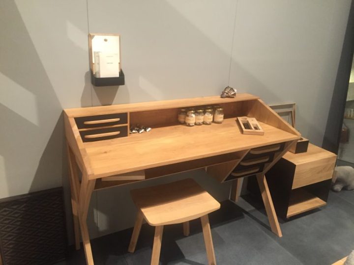 Modern-wood-desk-with-drawers-and-storage