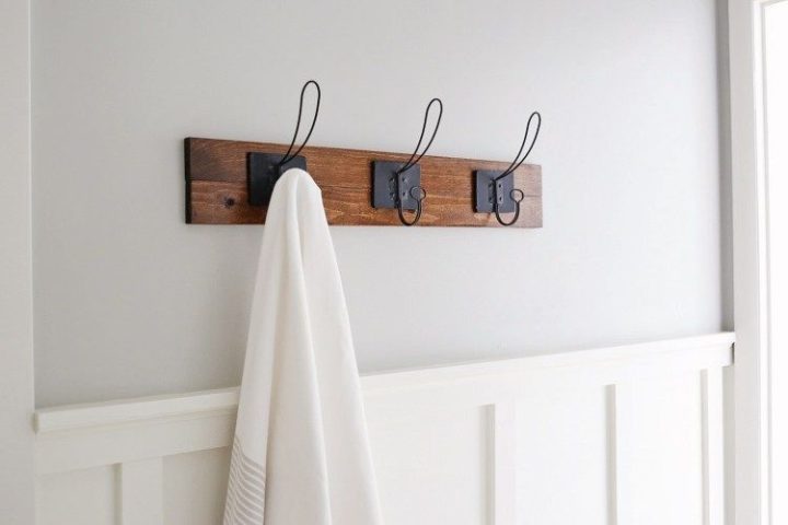 Rustic-hanger-for-bathroom-towels