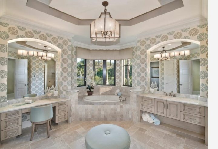 crown-moulding-in-large-bathroom-1024x701-1