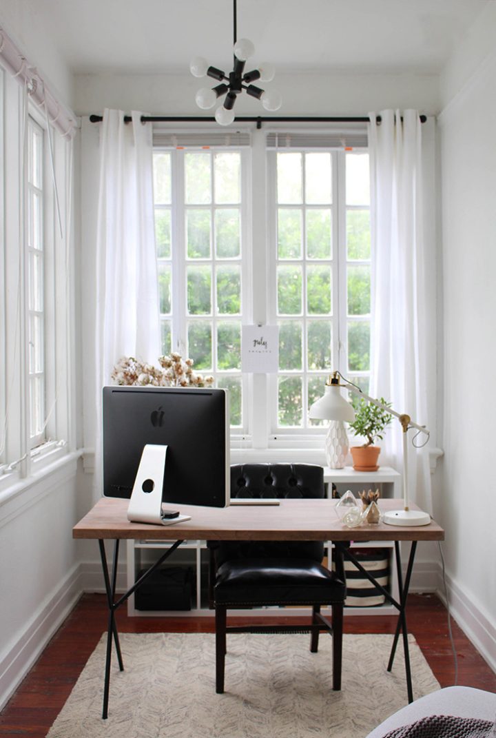 Desk-placed-on-front-of-a-window-for-natural-light