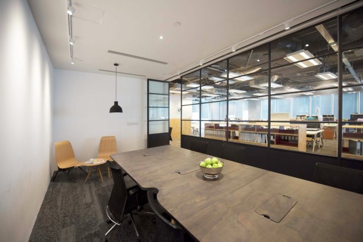 Leo-Burnett-HQ-small-meeting-area