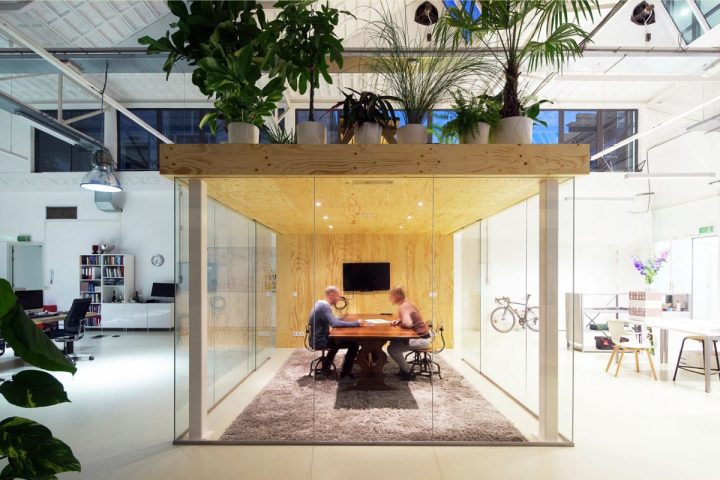 Loft-office-interior-meeting-area