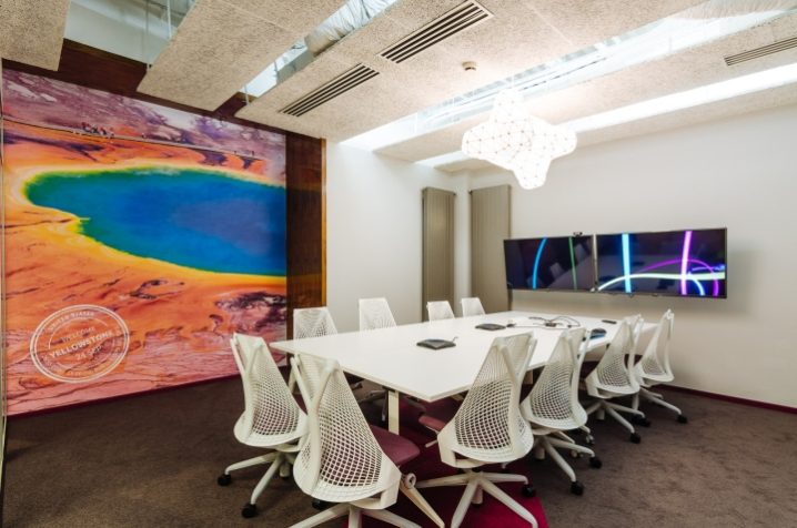 Skyscanner-office-Bold-Meeting