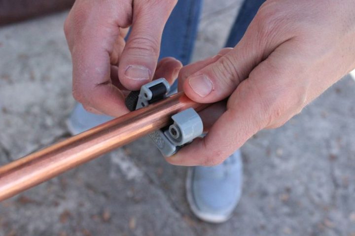 Using-a-copper-pipe-cutter