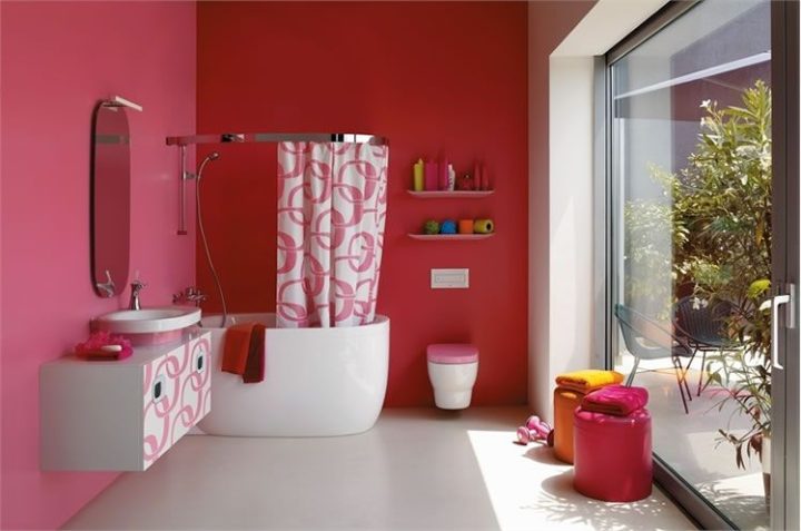 Amaranth-white-bathroom