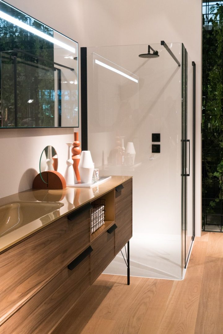 Bathroom-with-wood-tiles-and-glass-black-frame