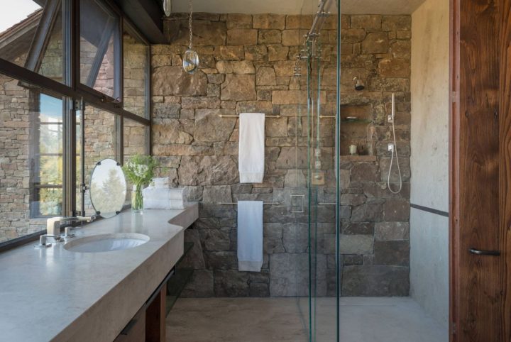 Bring-rustic-to-the-bathroom-through-stacked-stones