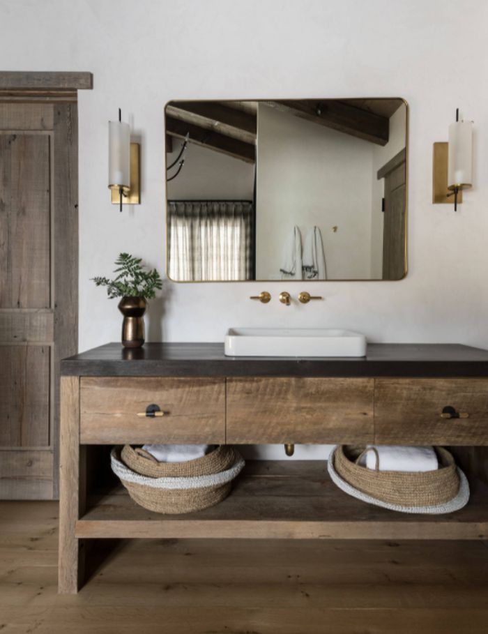 Mountain-style-medium-tone-wood-floor-and-brown-floor-bathroom