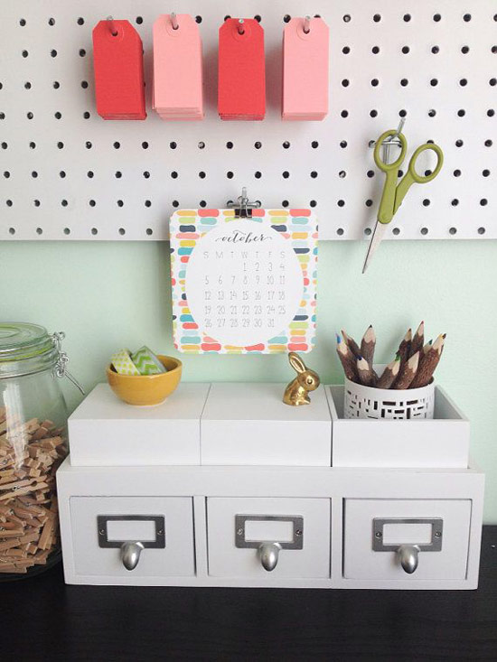 Organized-cubicle-decor-with-pegboards