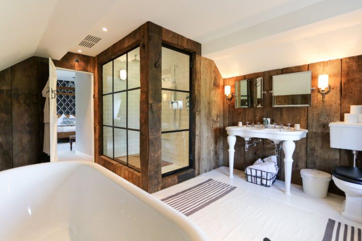 Reclaimed-wood-walls-for-bathroom-and-painted-wood-floor