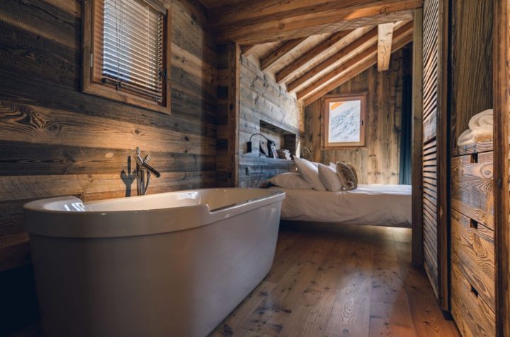 Reclained-wood-with-freestanding-tub