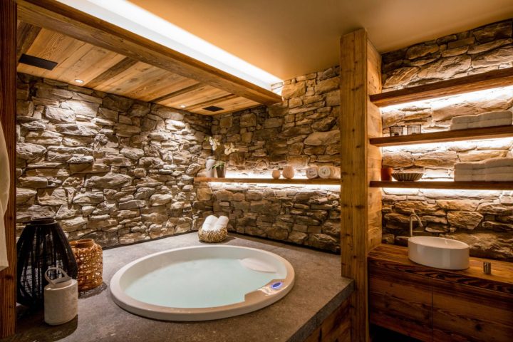 Stacked-rocks-and-built-in-floor-jacuzzi