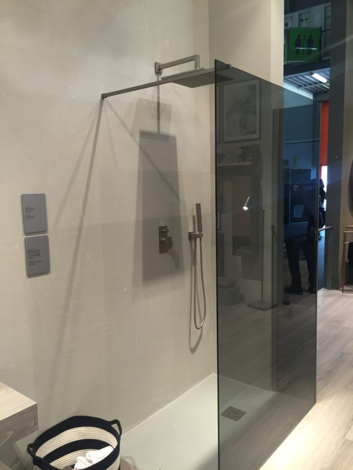 Wall-shower-with-glass-privacy