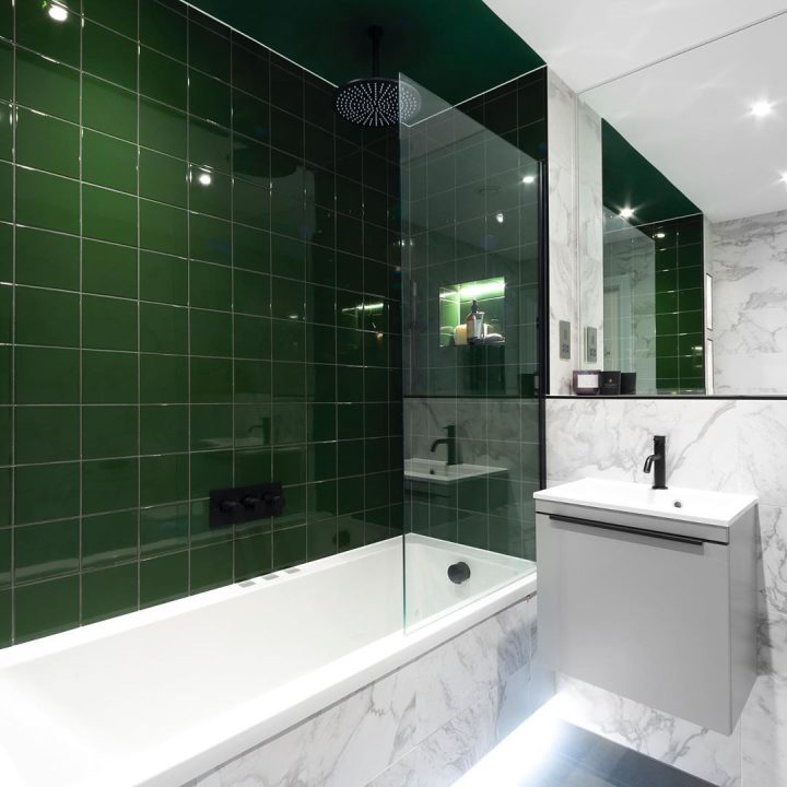 Bathtub-tiles-in-green-with-marble