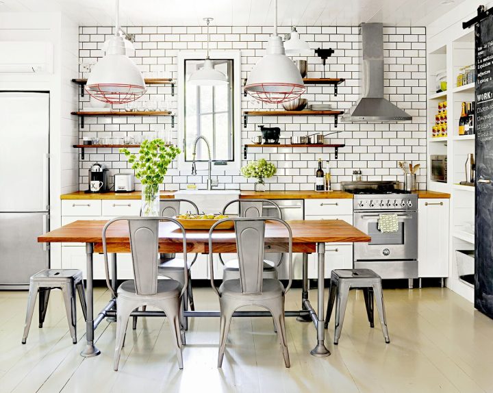 Modern-farmhouse-decor-with-green-plants-in-kitchen