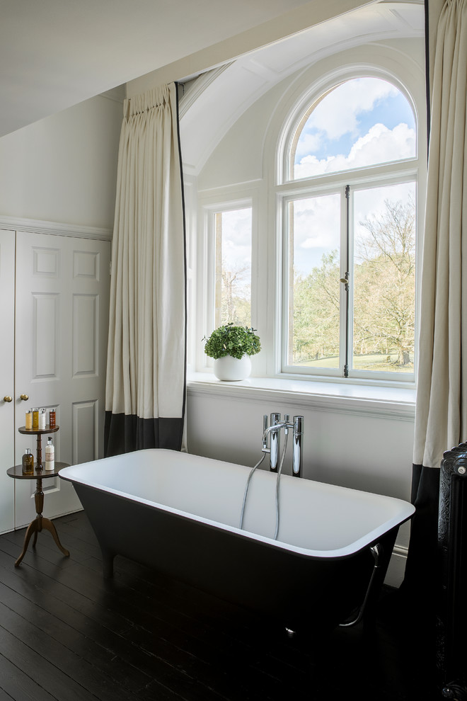 Contrasting-color-block-bathroom-window-treatments