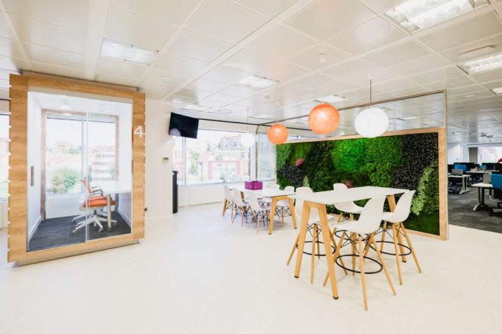 Mondelez-International-Offices-–-Madrid-with-vertical-green-walls