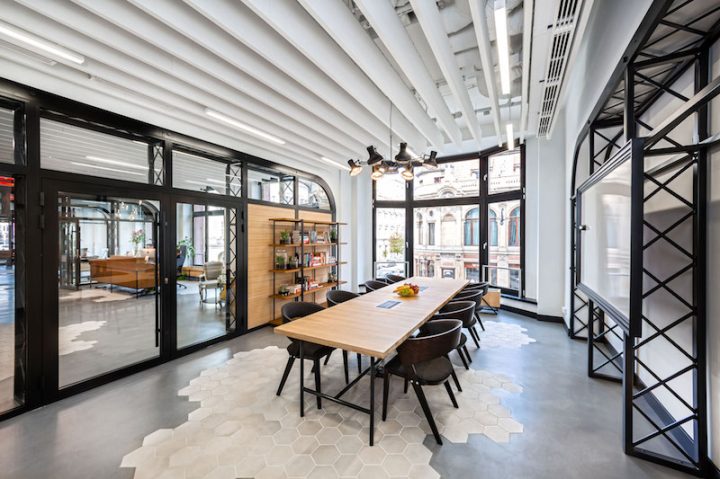 Opera-office-elegant-table-and-chairs