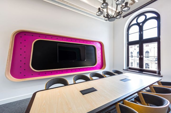 Opera-office-meeting-room-with-colored-wall-decor