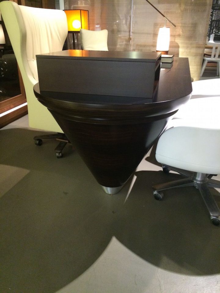 Scriptor-Desk-leg