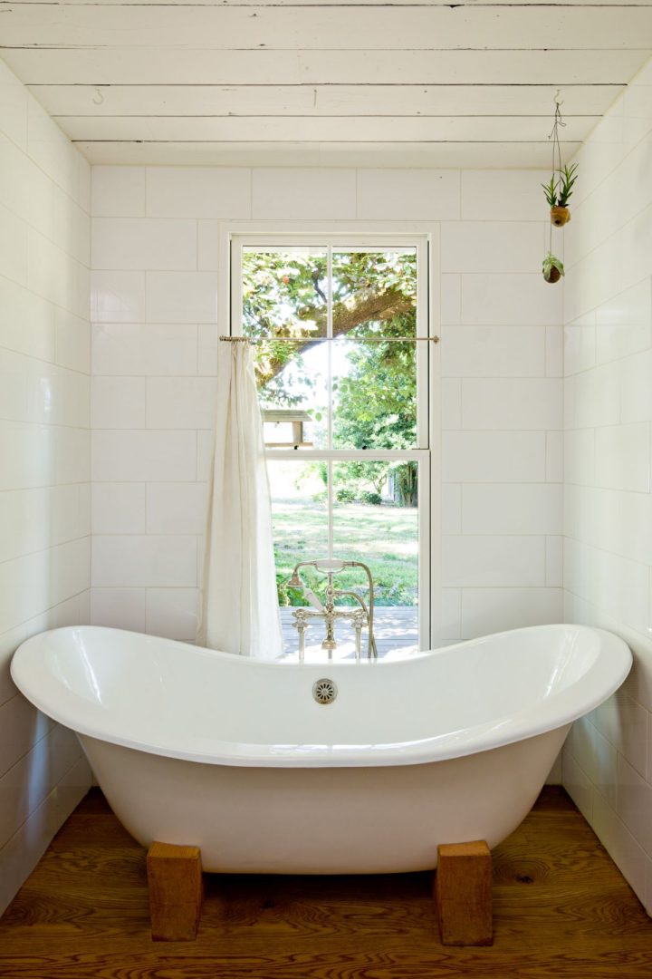 Tiny-house-bathroom-window-curtains