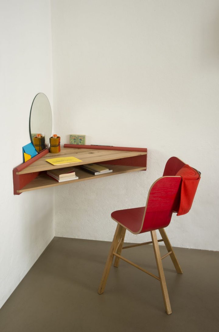 Corner-triangle-wall-desk