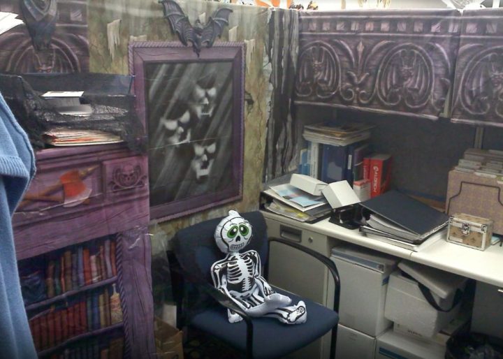 Cubicle-Halloween-Decor-Design