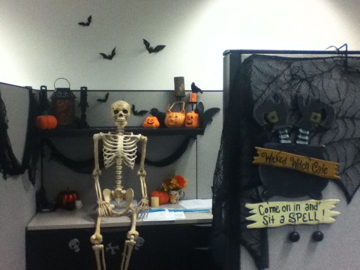 Skeleton-cubicle-office-decor-for-Halloween