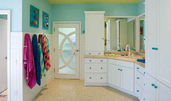 Bathroom-with-a-curved-door-design