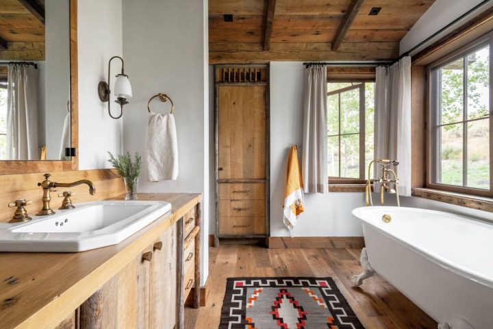 Cabin-Bathrooms-With-Rustic-Charm-and-Natural-Style