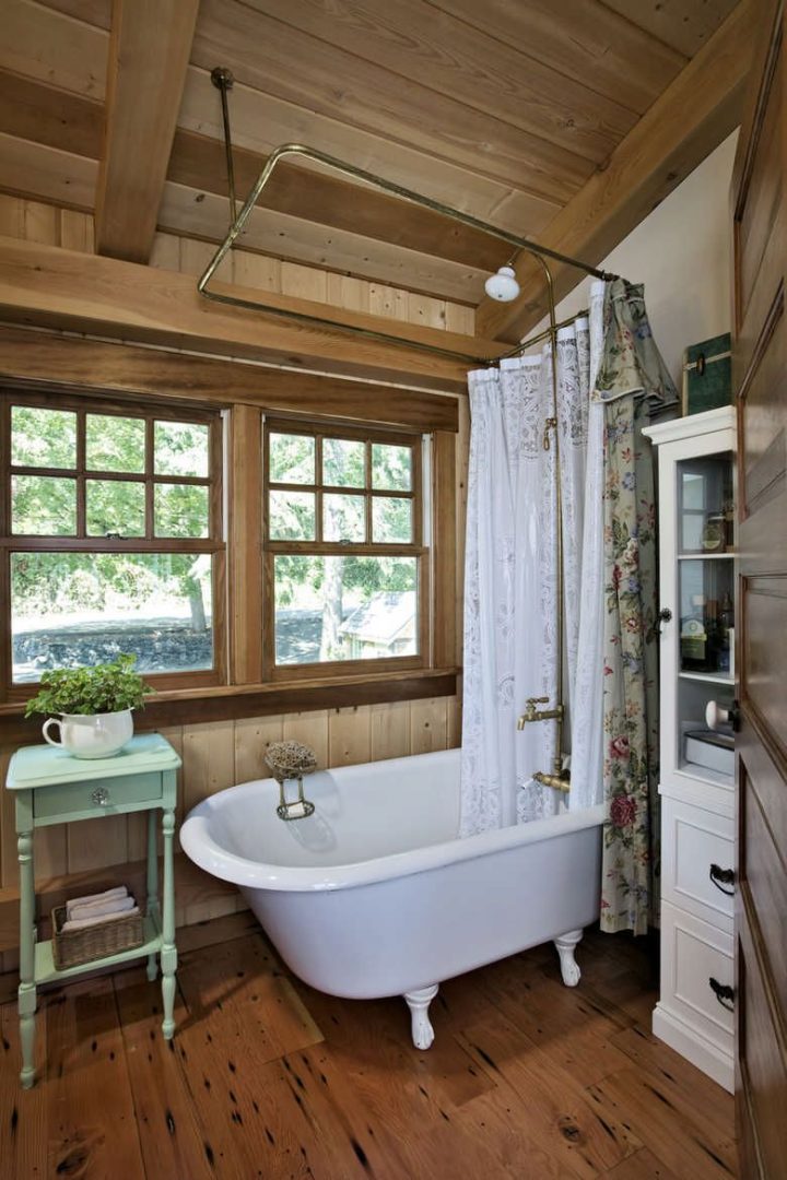 Cottage-style-cabin-bathroom