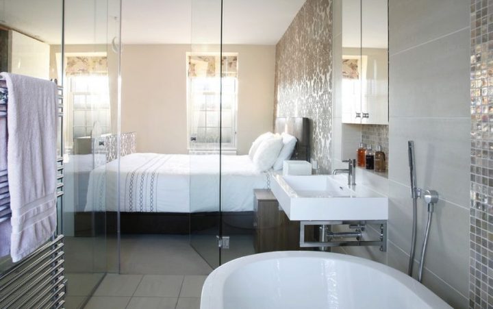 Transparent-glass-wall-and-door-for-bathroom