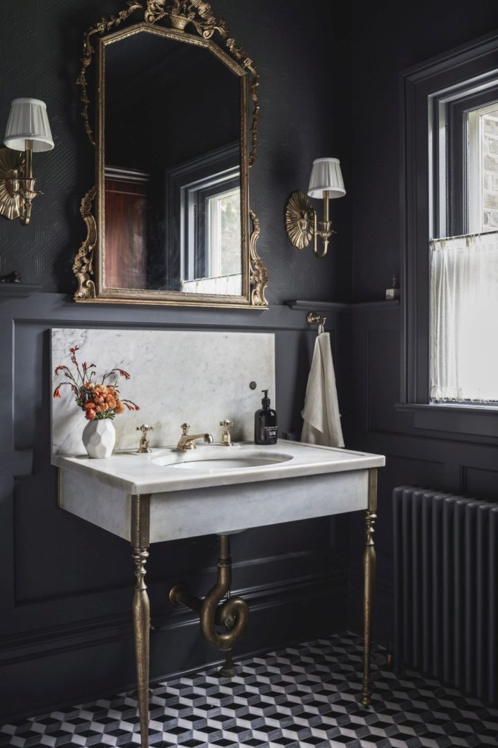 Beautiful-bathroom-with-black-and-gold-accents