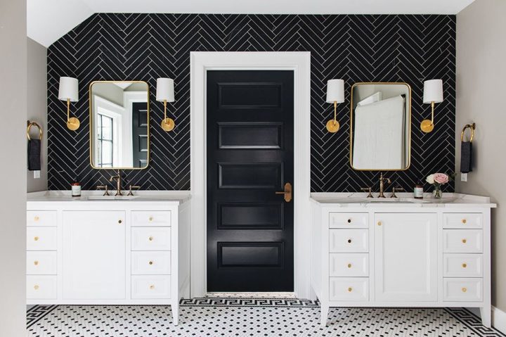 Black-and-white-bathroom-decor-with-chevron-tiles