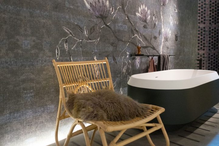 Creating-a-spa-on-the-bathroom-with-rattan-chairs