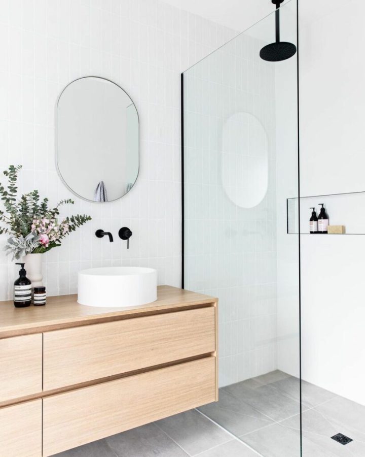 Minimalist-white-bathroom-819x1024-1