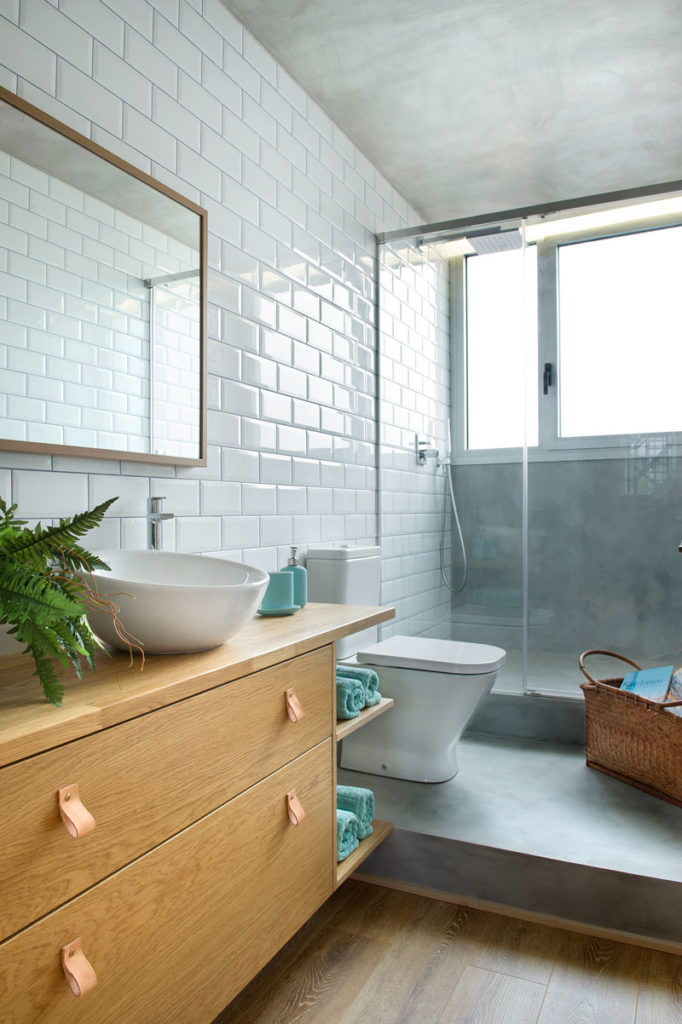 Modern-bathroom-with-subway-tiles-and-walk-in-shower-682x1024-1