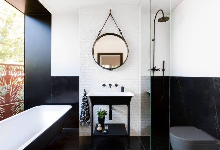 Simple-black-and-white-bathroom-decor