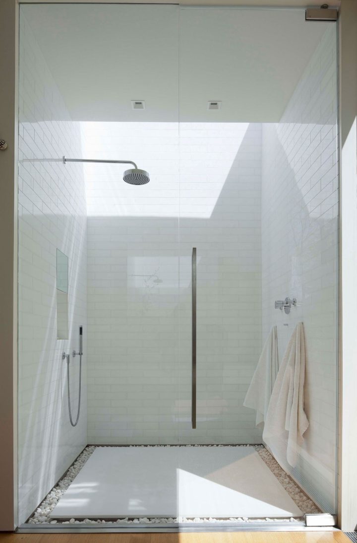 Walk-in-shower-TR-Residence-by-Robert-Siegel-Architects