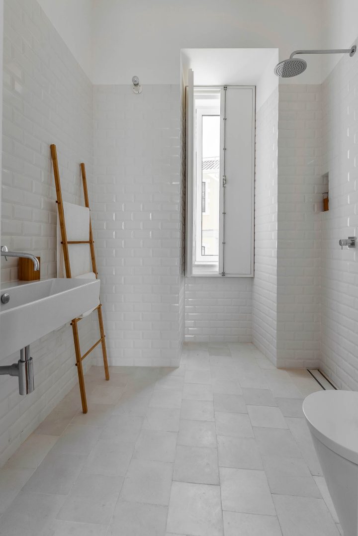 White-subway-tiles-for-bathroom