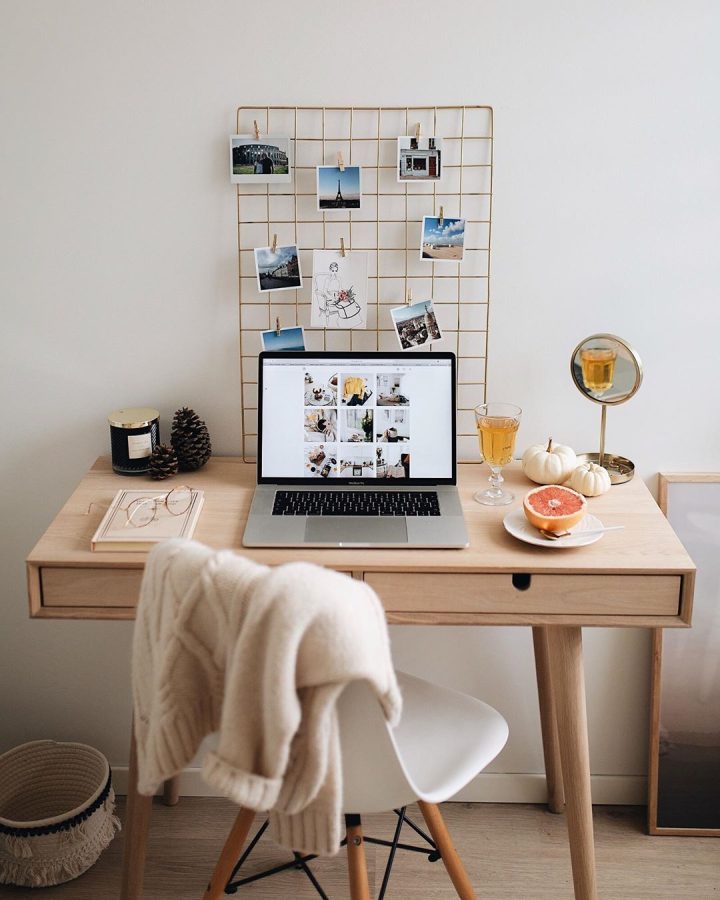 Wire-hanging-images-above-desk