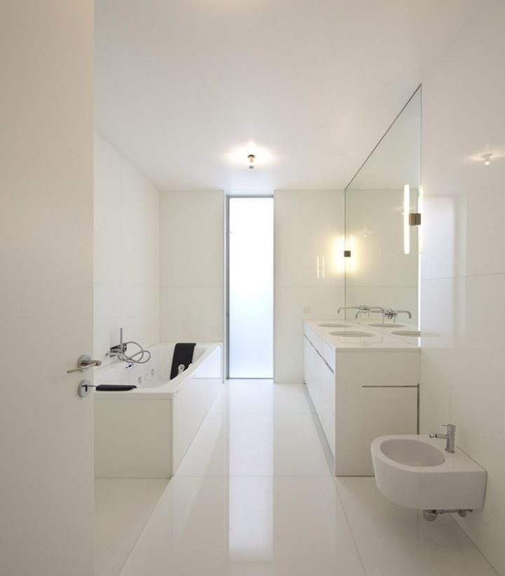 clean-minimalist-loog-white-bathroom