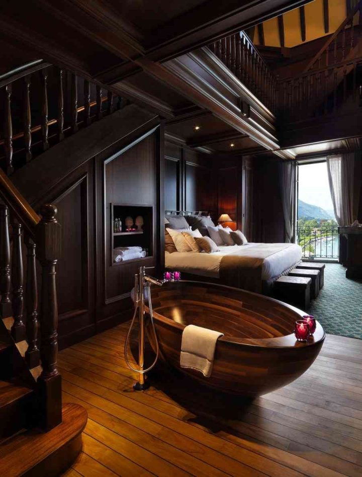 Bedroom-with-a-wooden-bathtub