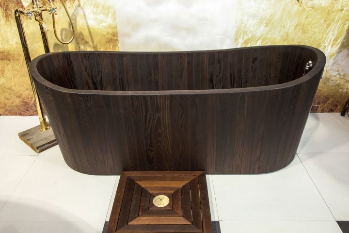 Dark-color-for-khis-wooden-bathtub