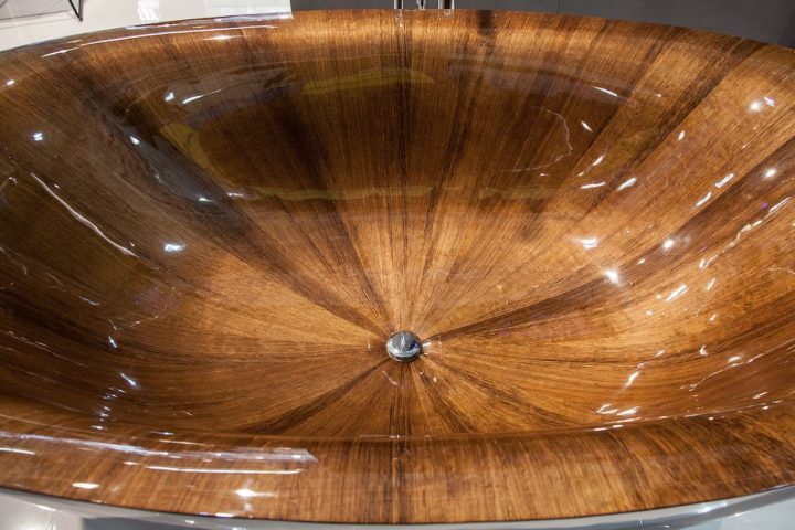 Wooden-bathtub-closer-look