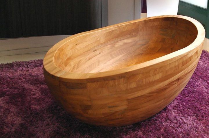 substantial-wooden-bathtub-is-produced-by-Italys-e-legno-group